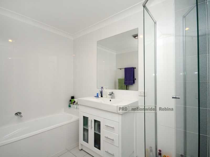 21 Lakefront Crescent, Varsity Lakes QLD 4227