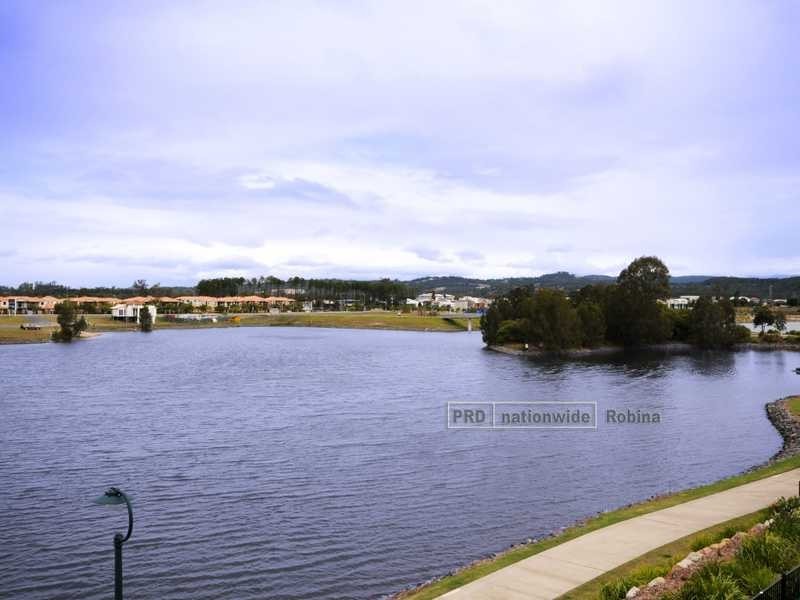 21 Lakefront Crescent, Varsity Lakes QLD 4227