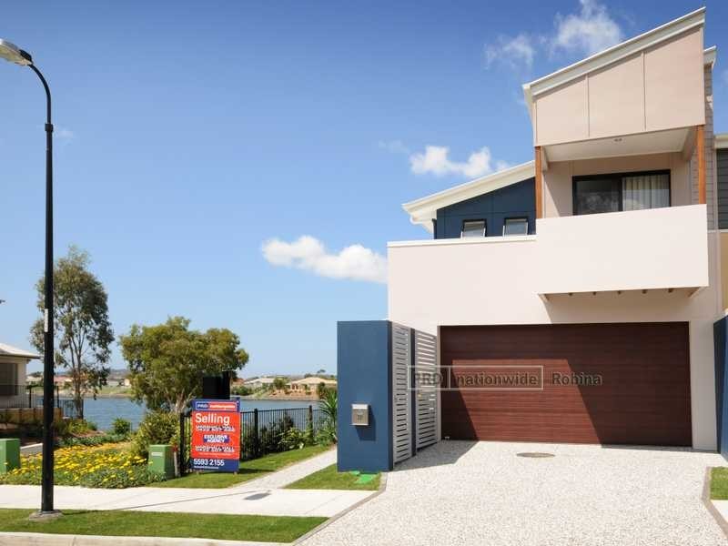 21 Lakefront Crescent, Varsity Lakes QLD 4227