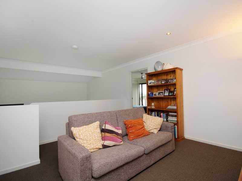 21 Lakefront Crescent, Varsity Lakes QLD 4227