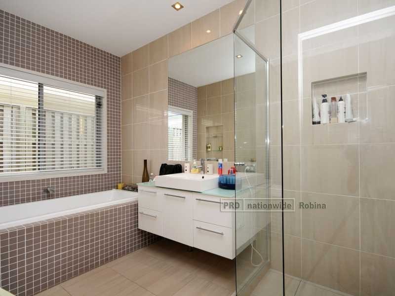 16 Menton Avenue, Varsity Lakes QLD 4227