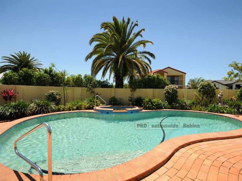 132 Dunlin Drive, Burleigh Waters QLD 4220