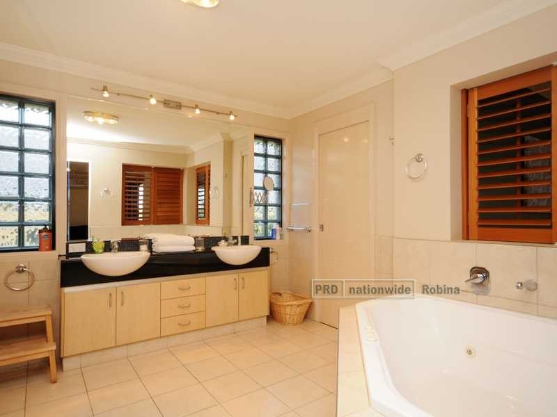 12 North Shore Avenue, Varsity Lakes QLD 4227
