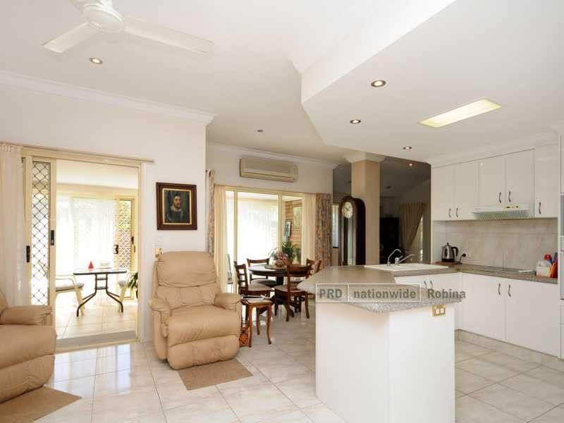 6 Sternlight Close, Clear Island Waters QLD 4226