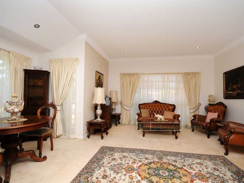 6 Sternlight Close, Clear Island Waters QLD 4226