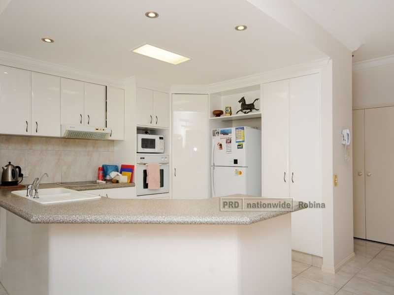 6 Sternlight Close, Clear Island Waters QLD 4226