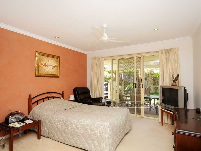6 Sternlight Close, Clear Island Waters QLD 4226