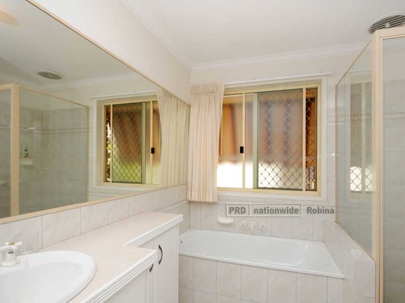 6 Sternlight Close, Clear Island Waters QLD 4226