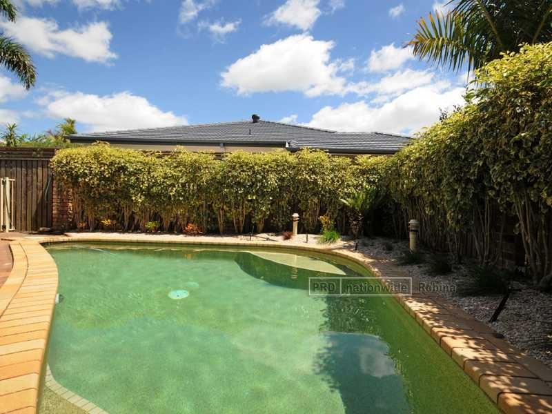 6 Sternlight Close, Clear Island Waters QLD 4226