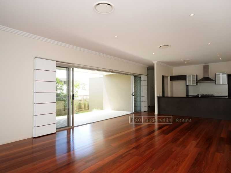 2/3 Valbonne Avenue, Varsity Lakes QLD 4227