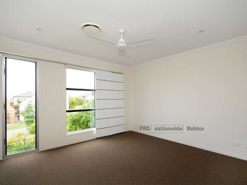 2/3 Valbonne Avenue, Varsity Lakes QLD 4227