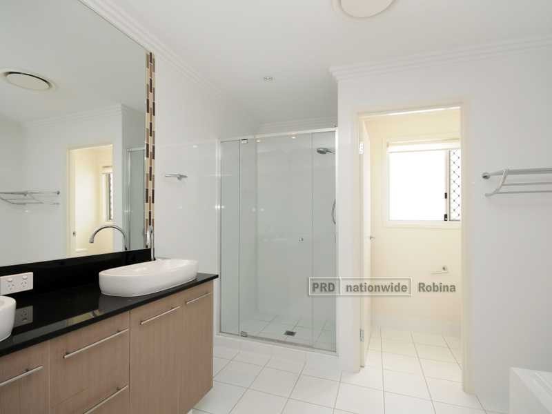 2/3 Valbonne Avenue, Varsity Lakes QLD 4227