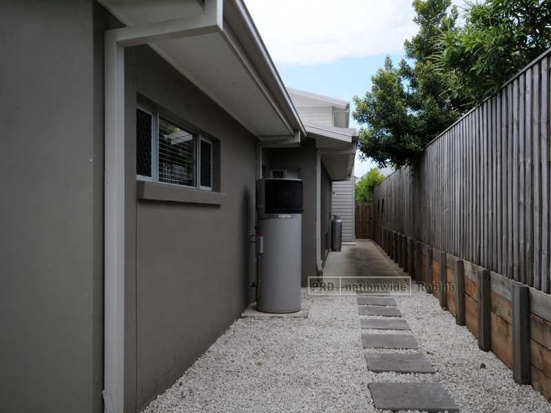 2/3 Valbonne Avenue, Varsity Lakes QLD 4227