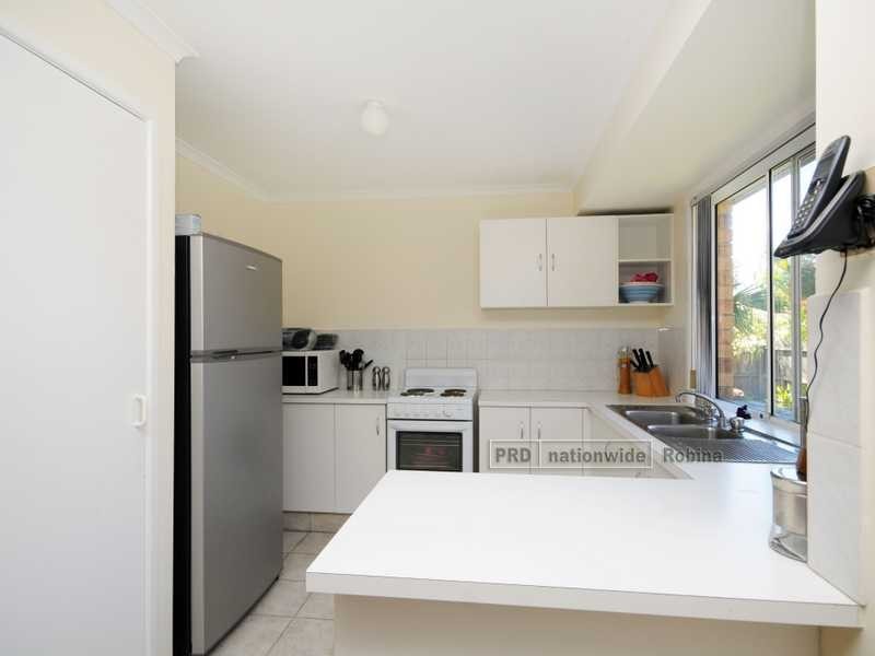 2 Gladful Court, Varsity Lakes QLD 4227