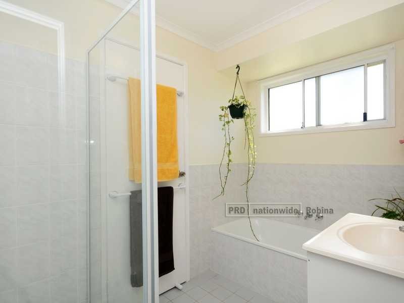 2 Gladful Court, Varsity Lakes QLD 4227