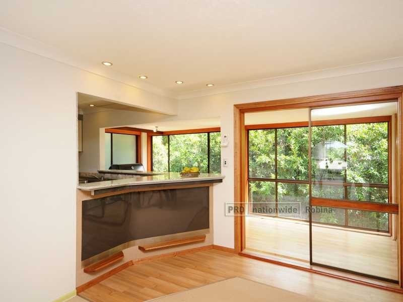 11 Bradstone Rd, Carrara QLD 4211