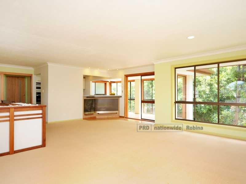 11 Bradstone Rd, Carrara QLD 4211