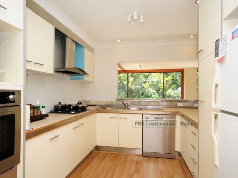 11 Bradstone Rd, Carrara QLD 4211