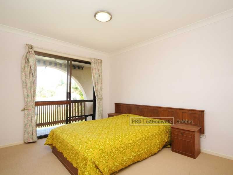 11 Bradstone Rd, Carrara QLD 4211