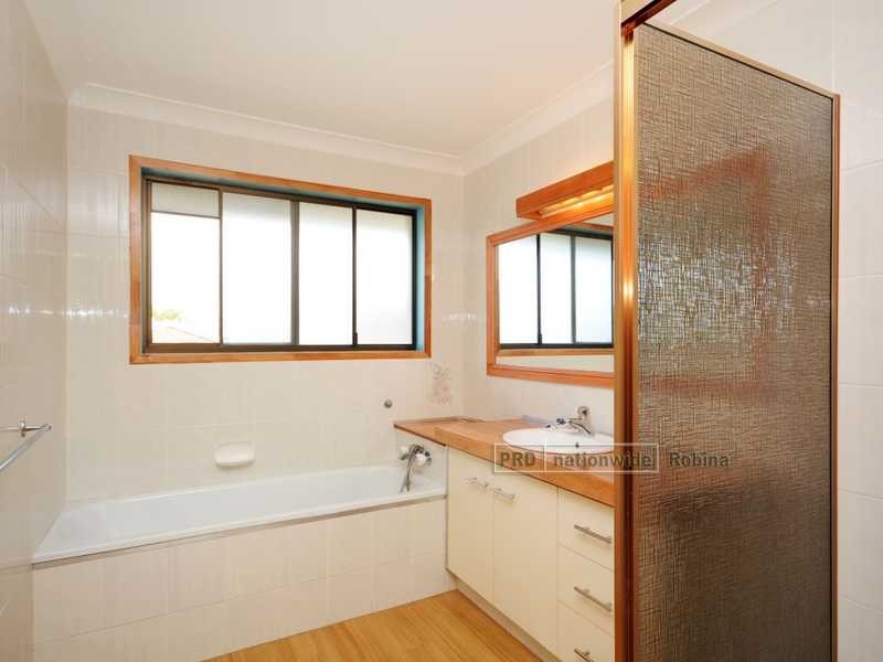 11 Bradstone Rd, Carrara QLD 4211