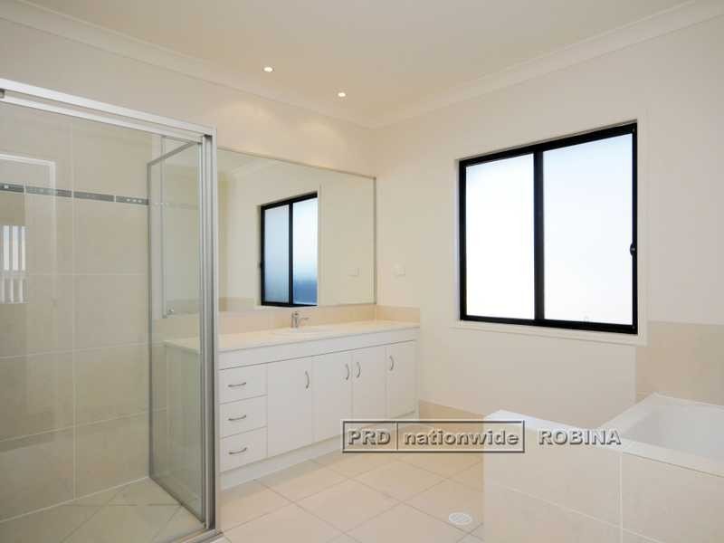 2 Saleya Drive, Varsity Lakes QLD 4227