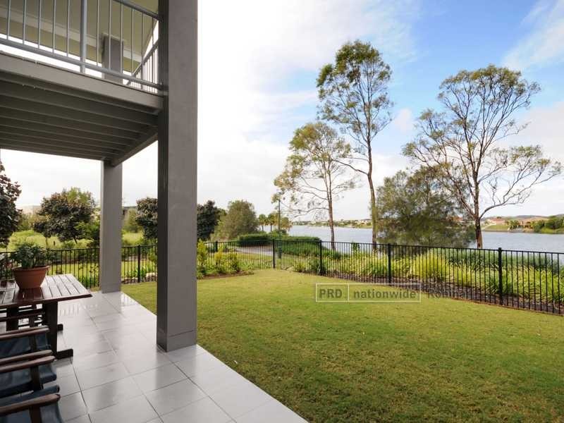 31 Lakefront Crescent, Varsity Lakes QLD 4227