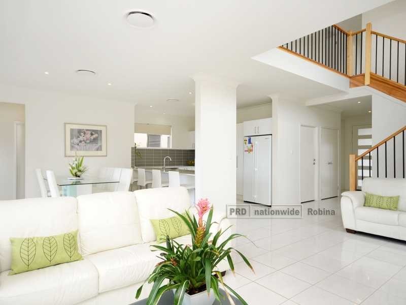 31 Lakefront Crescent, Varsity Lakes QLD 4227