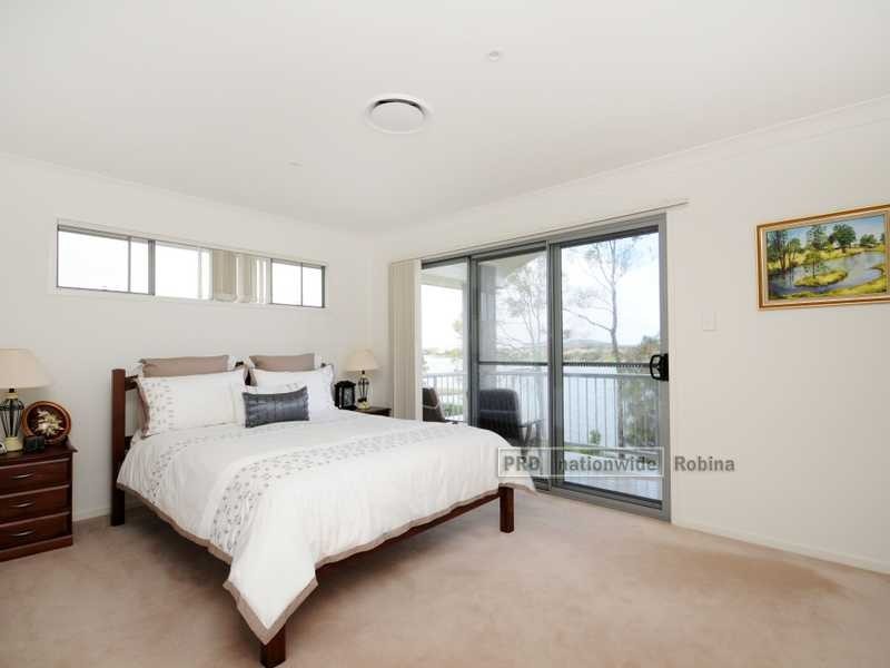 31 Lakefront Crescent, Varsity Lakes QLD 4227