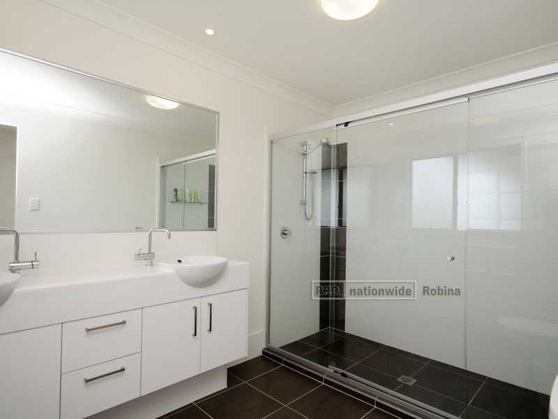 31 Lakefront Crescent, Varsity Lakes QLD 4227