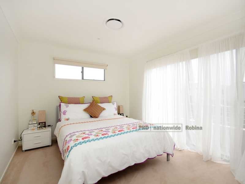 31 Lakefront Crescent, Varsity Lakes QLD 4227