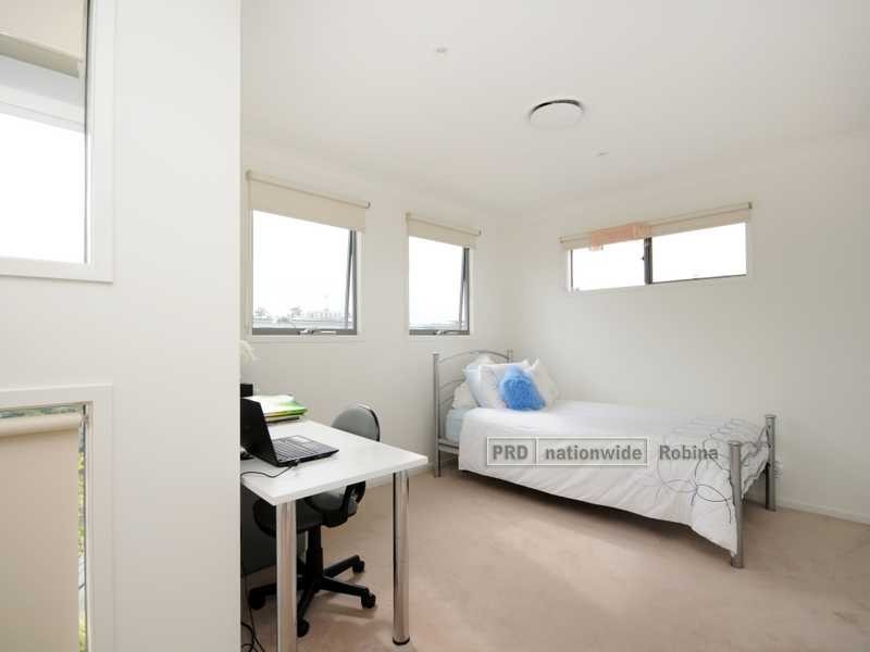 31 Lakefront Crescent, Varsity Lakes QLD 4227