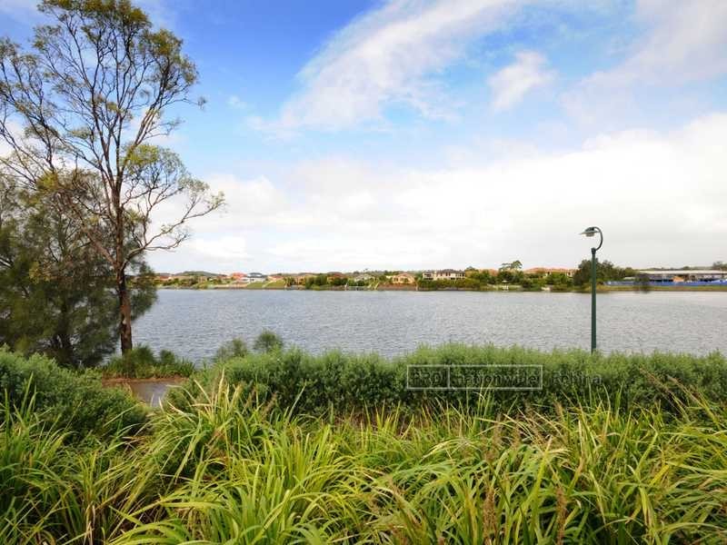31 Lakefront Crescent, Varsity Lakes QLD 4227