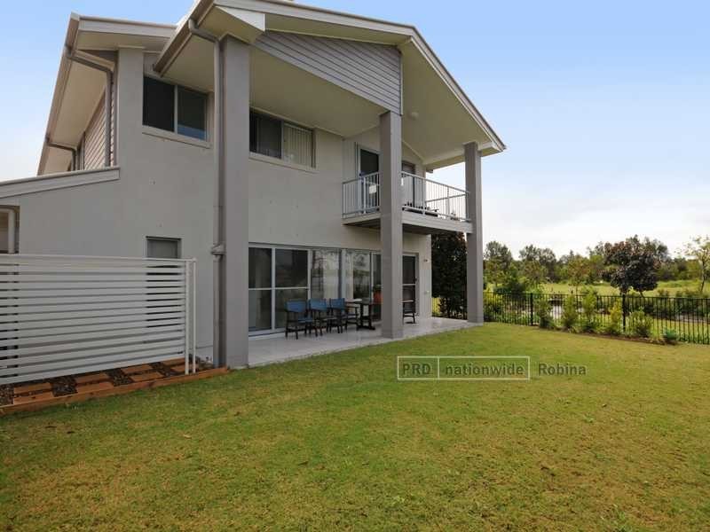 31 Lakefront Crescent, Varsity Lakes QLD 4227