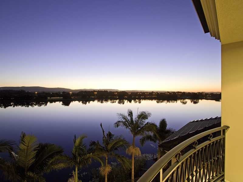 10 Istana View, Clear Island Waters QLD 4226