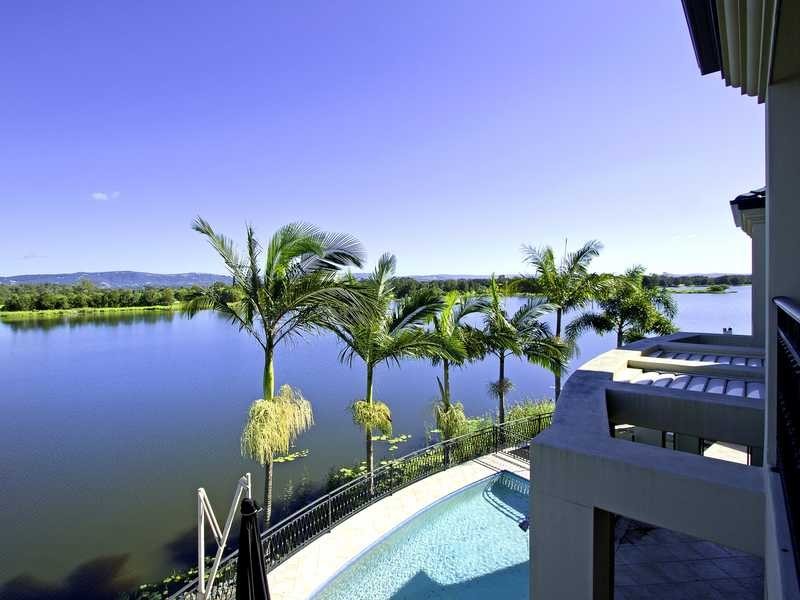 10 Istana View, Clear Island Waters QLD 4226