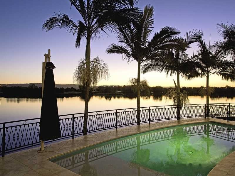 10 Istana View, Clear Island Waters QLD 4226