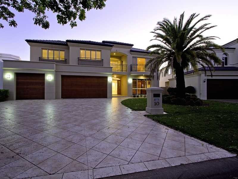 10 Istana View, Clear Island Waters QLD 4226