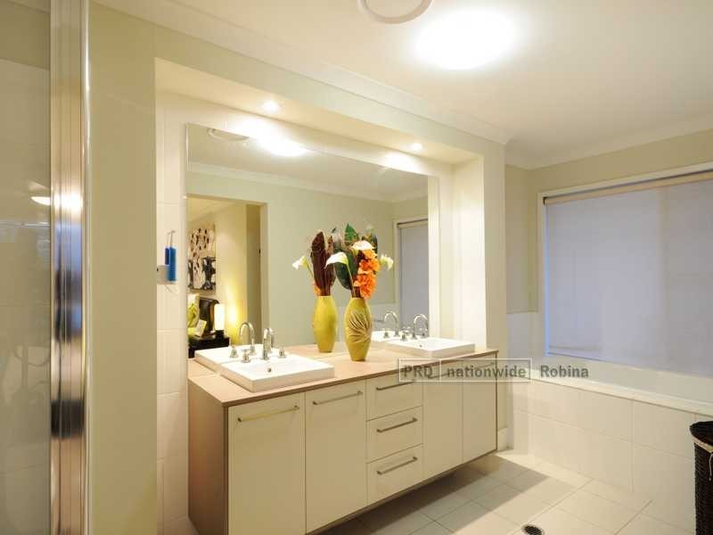 8 Rustyplum Court, Reedy Creek QLD 4227