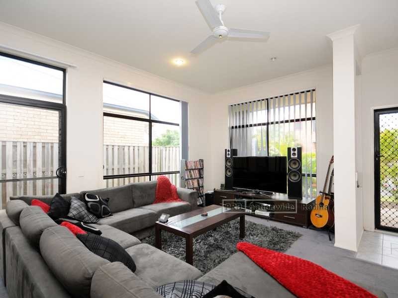 21 Tourangeau Crescent, Varsity Lakes QLD 4227