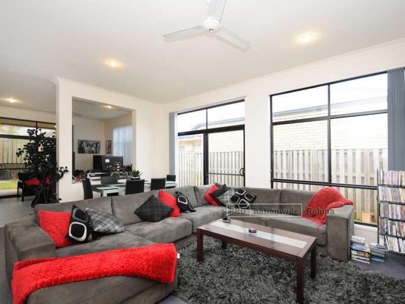 21 Tourangeau Crescent, Varsity Lakes QLD 4227