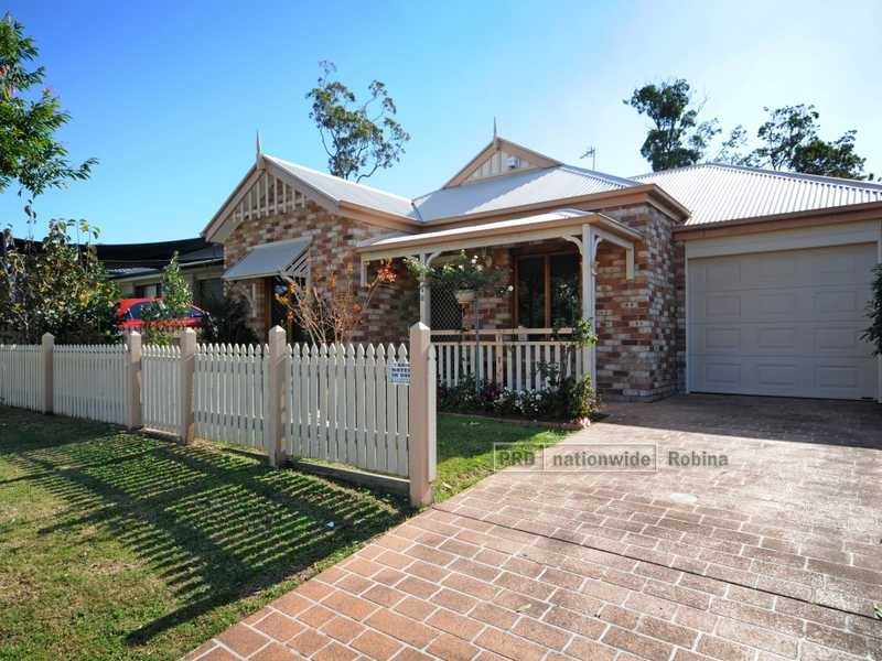 4 Waimea Drive, Varsity Lakes QLD 4227