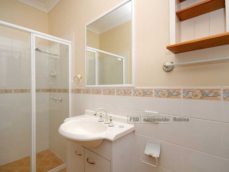 4 Waimea Drive, Varsity Lakes QLD 4227