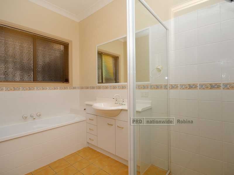 4 Waimea Drive, Varsity Lakes QLD 4227