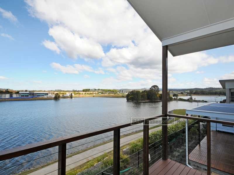 19 Lakefront Crescent, Varsity Lakes QLD 4227