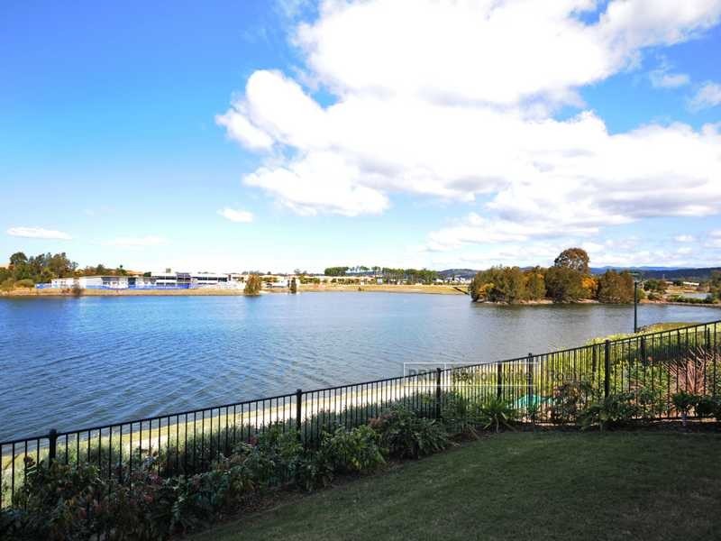 19 Lakefront Crescent, Varsity Lakes QLD 4227