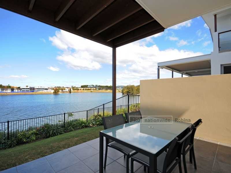 19 Lakefront Crescent, Varsity Lakes QLD 4227