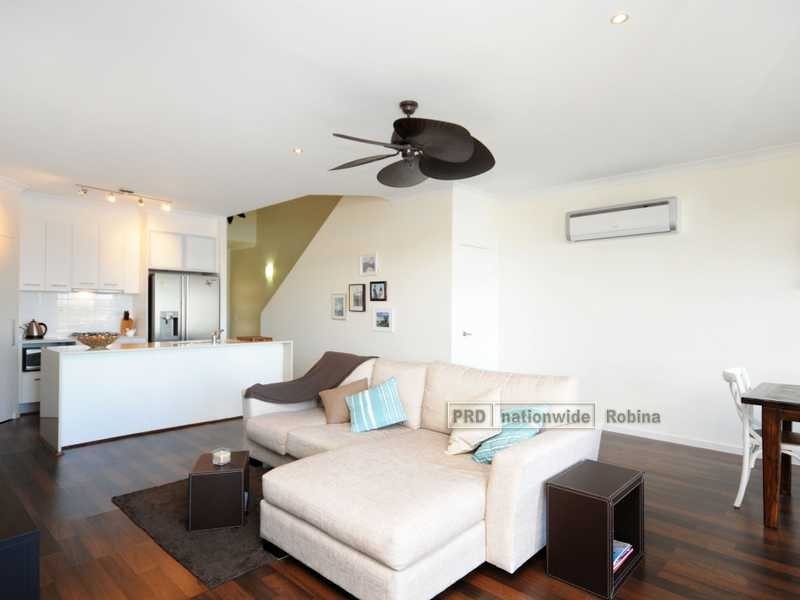 19 Lakefront Crescent, Varsity Lakes QLD 4227