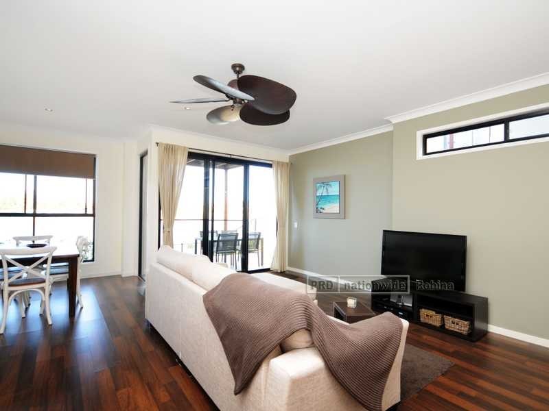 19 Lakefront Crescent, Varsity Lakes QLD 4227