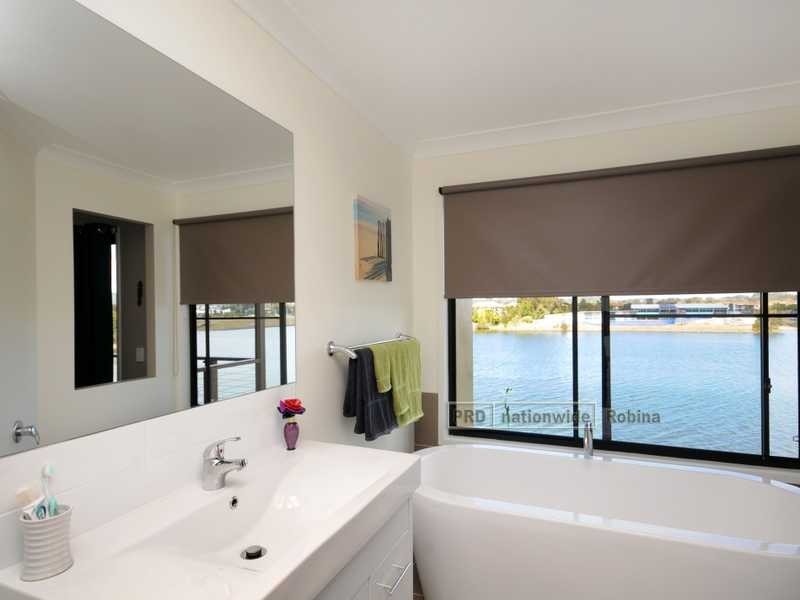 19 Lakefront Crescent, Varsity Lakes QLD 4227