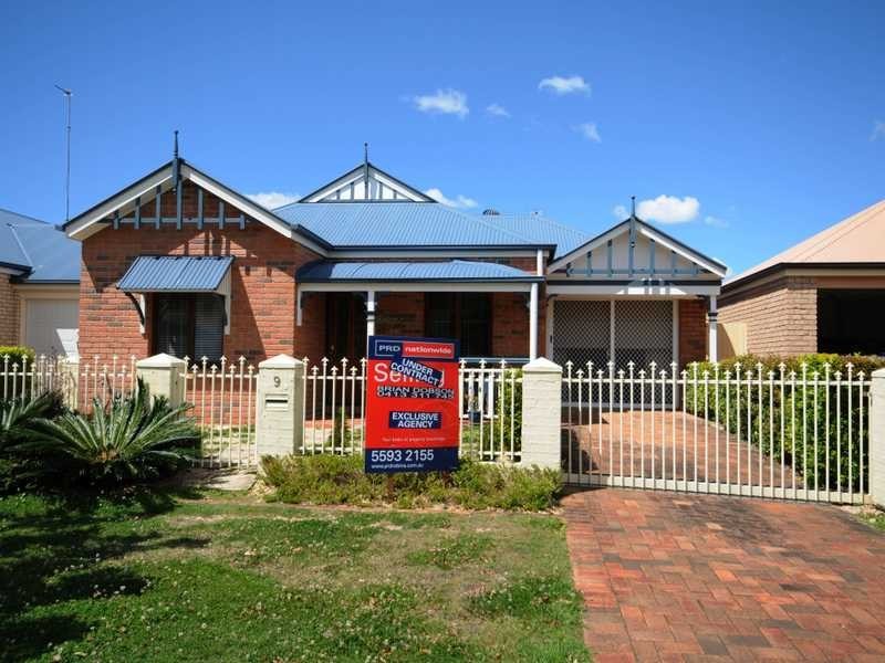 9 Tourangeau Crescent, Varsity Lakes QLD 4227